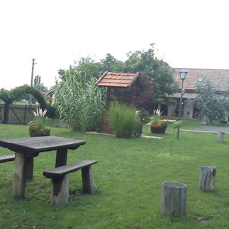Kiad-lak apartmanok Abádszalók Bagian luar foto